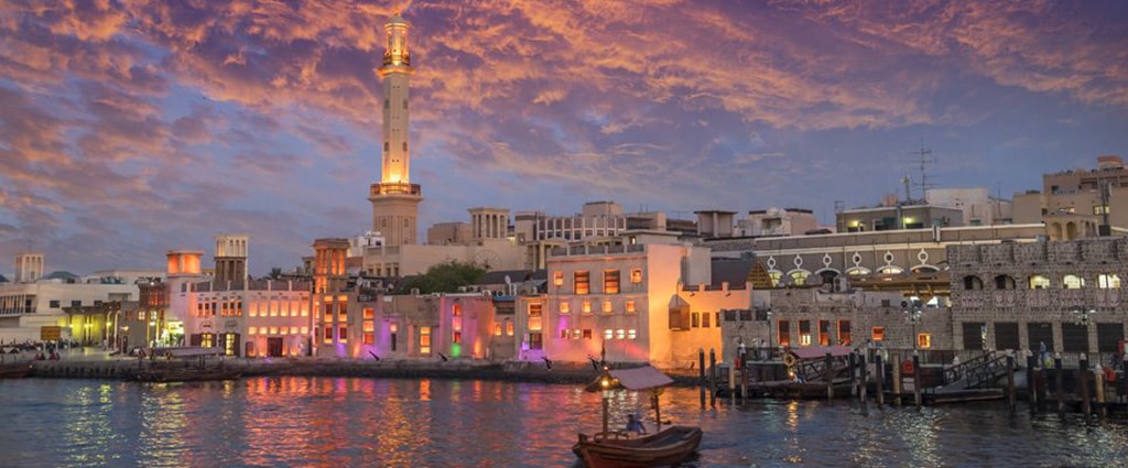 «نهر دبی» این شهر را به دو بخش شمالی و جنوبی تقسیم کرده است؛ دیرا (Deira) در شمال و بور دبی (Bur Dubai) در جنوب. 